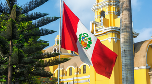 Cresco PERU AI Standard - Flag with yellow building background